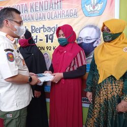 Wali Kota Kendari, Sulkarnain Kadir Menyerahkan Bantuan Tablet kepada Perwakilan Siswa.