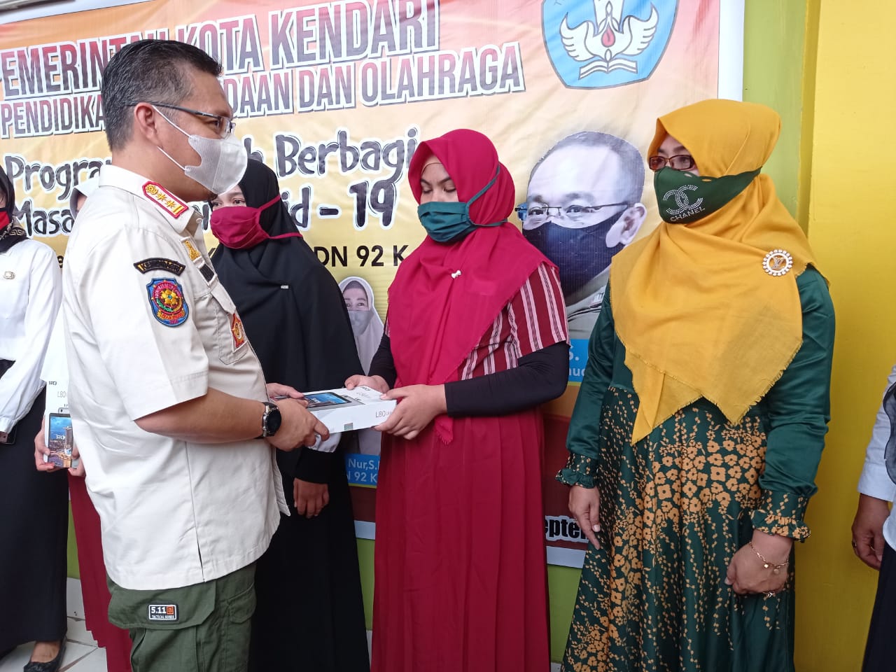 Wali Kota Kendari, Sulkarnain Kadir Menyerahkan Bantuan Tablet kepada Perwakilan Siswa.