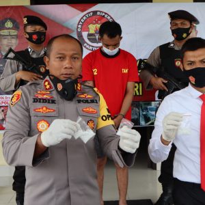 Kapolres Kendari, AKBP Didik Erfianto Saat Menunjukkan Barang Bukti Tersangka CA. (Foto: Polres Kendari)