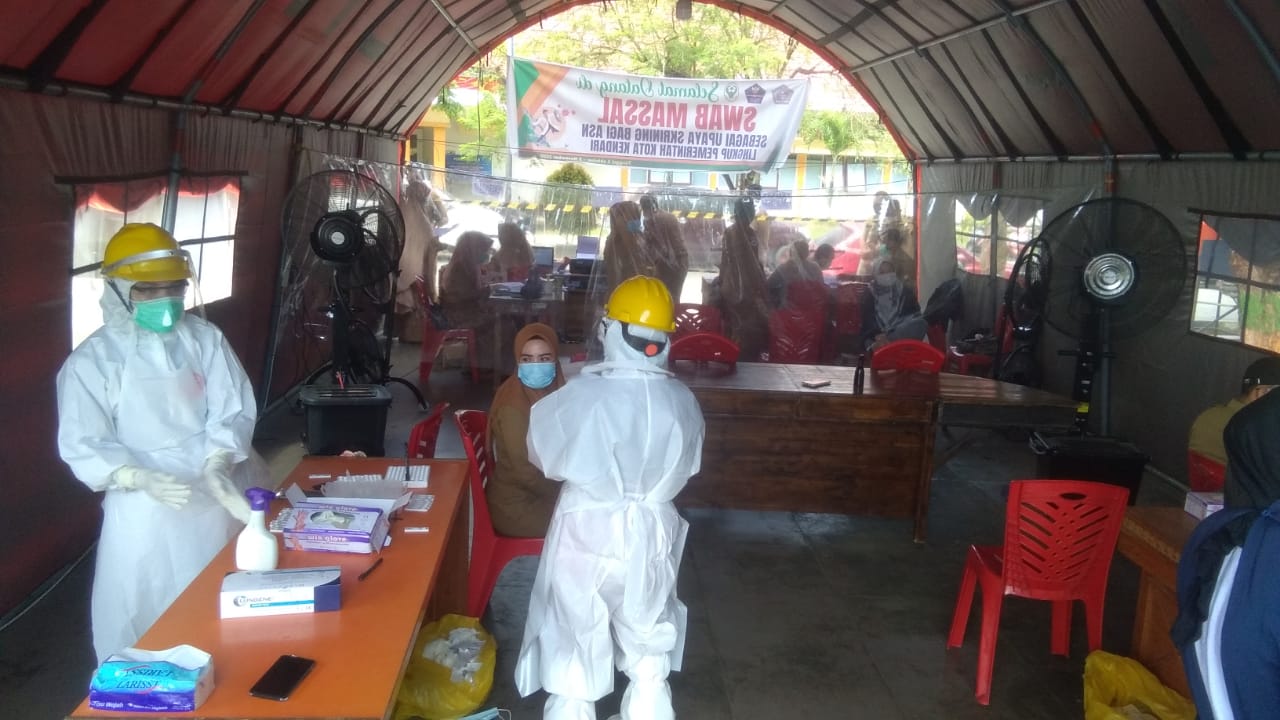 Tenaga Kesehatan RSUD Kota Kendari Saat Melakukan Tes Swab Antigen Pada Oktober 2020 Lalu. (Foto: Diskominfo Kota Kendari)