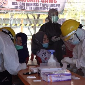 Tenaga Kesehatan RSUD Kota Kendari Saat Menggelar Tes Swab Antigen pada Oktober 2020 Lalu. (Foto: Diskominfo Kota Kendari)