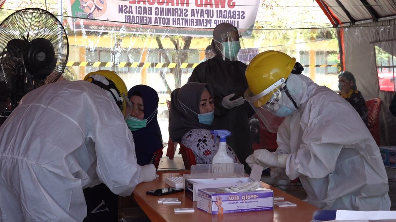 Tenaga Kesehatan RSUD Kota Kendari Saat Menggelar Tes Swab Antigen pada Oktober 2020 Lalu. (Foto: Diskominfo Kota Kendari)