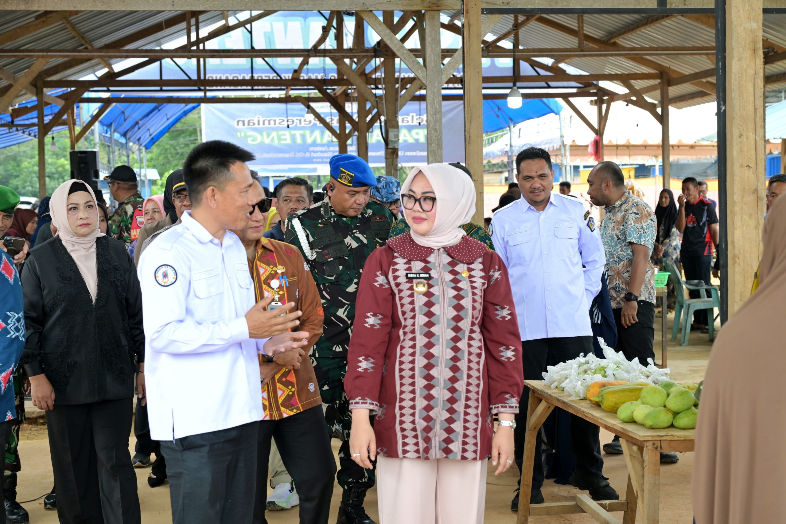 Wali Kota Kendari, Siska Karina Imran saat berkeliling di Pasar Banteng.